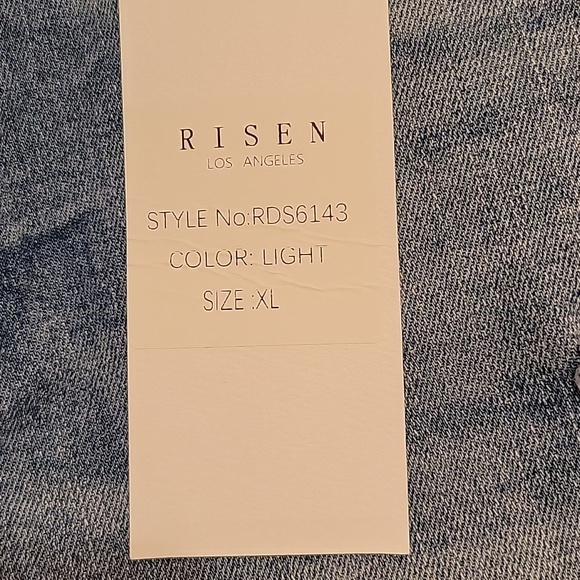 Risen High-Rise Frayed Hem Denim Shorts - Light Blue - Picture 4 of 6